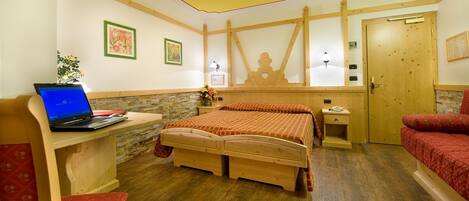 Literie hypoallergénique, coffres-forts dans les chambres, bureau