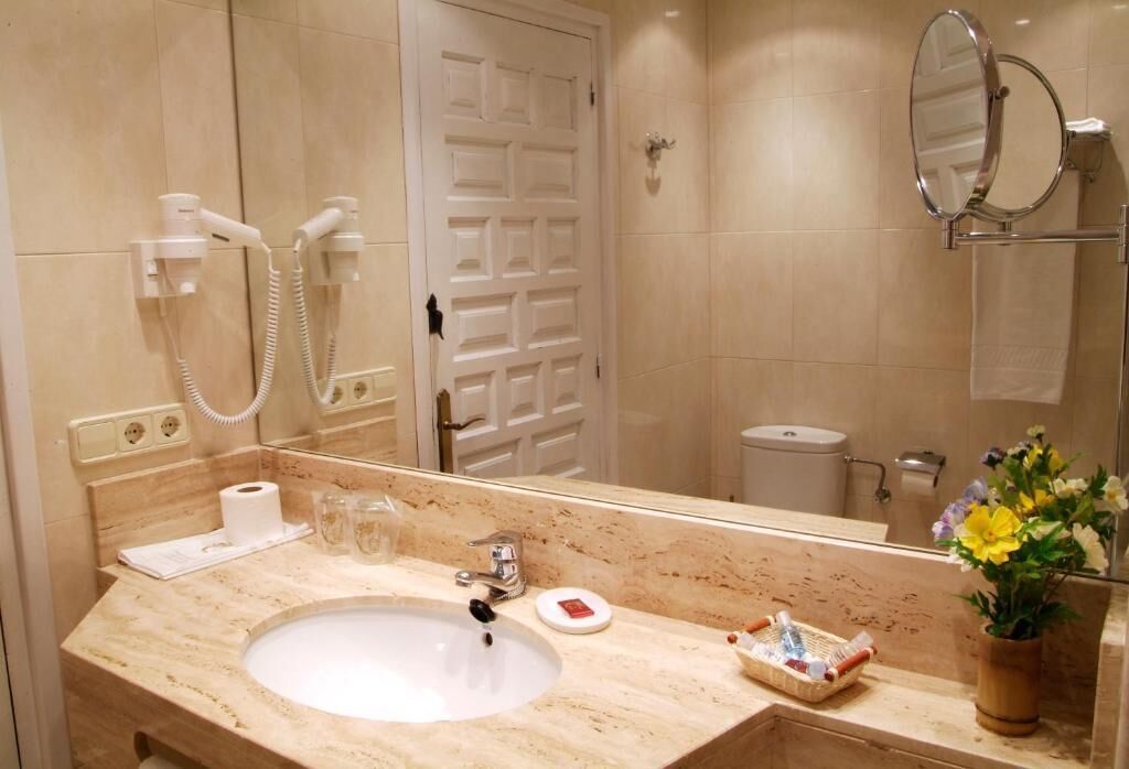 standard single room | bathroom | bathtub, hair dryer, towels, soap