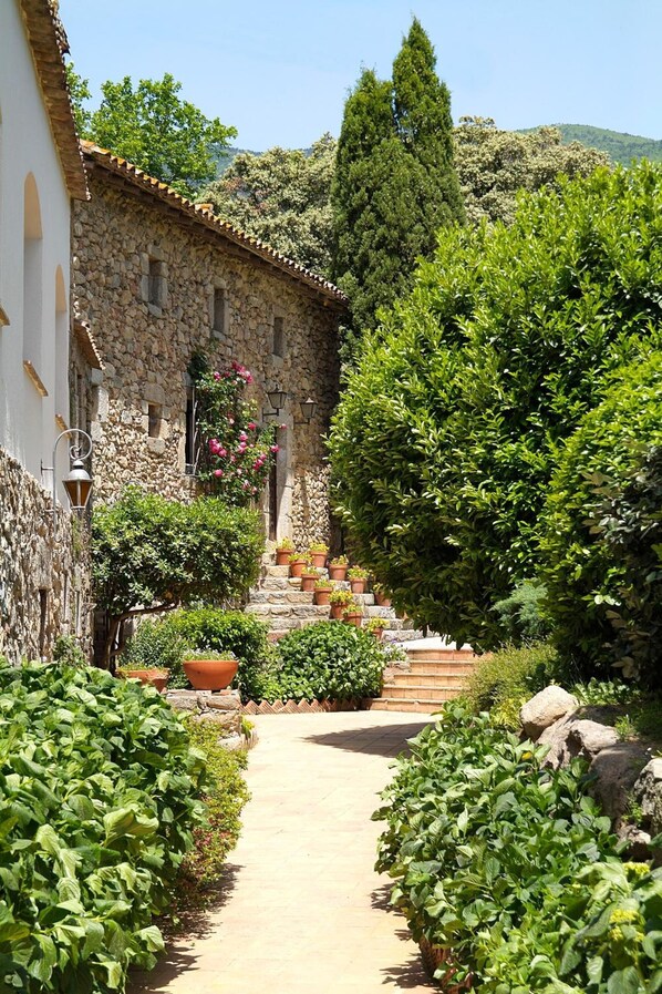 Property grounds - Hotel Els Caçadors de Maçanet (Macanet de Cabrenys)