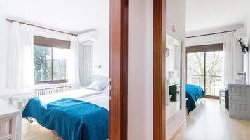 Familiekamer | Een minibar, een bureau, een laptopwerkplek, gratis wifi