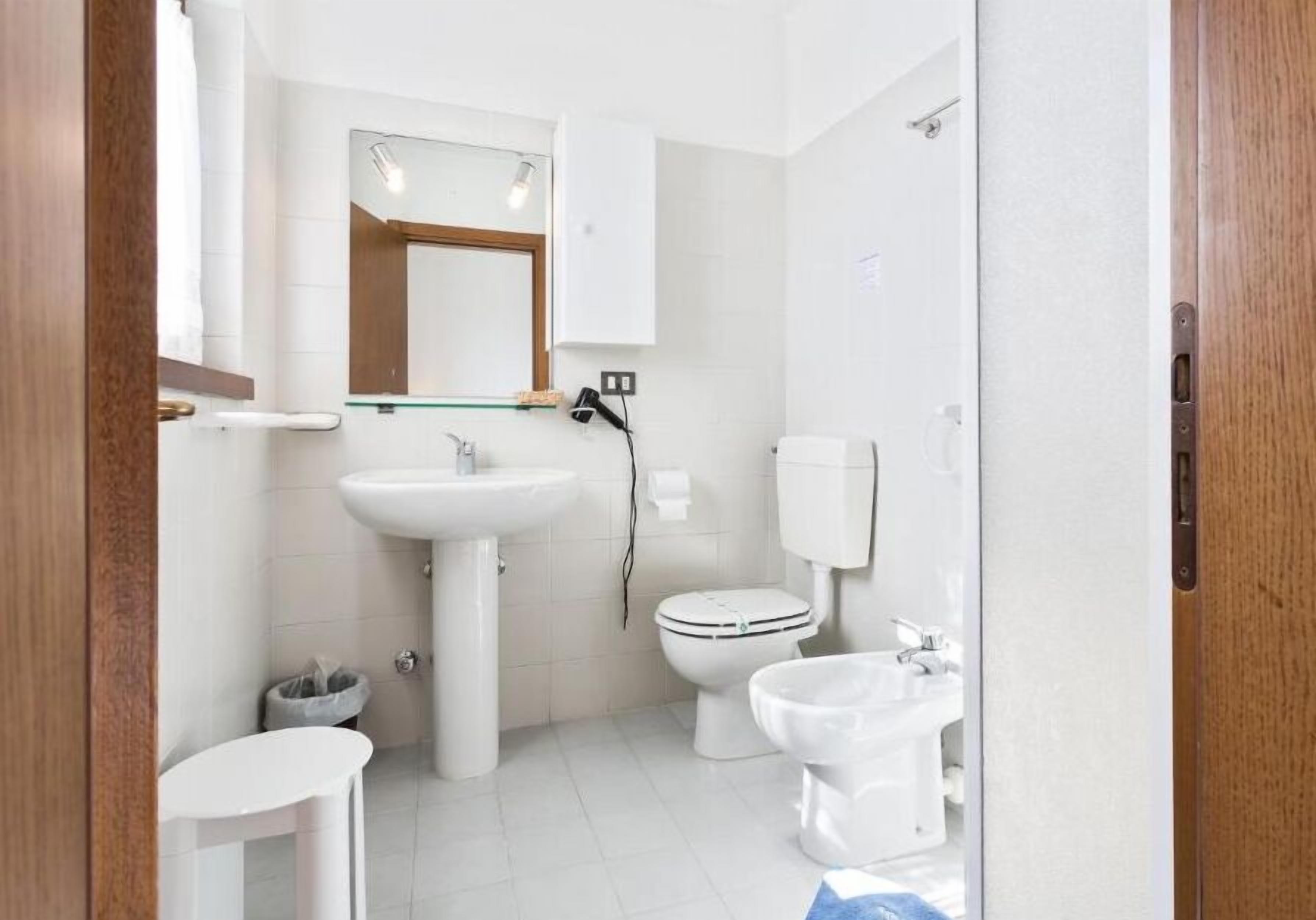 shower, free toiletries, hair dryer, bidet