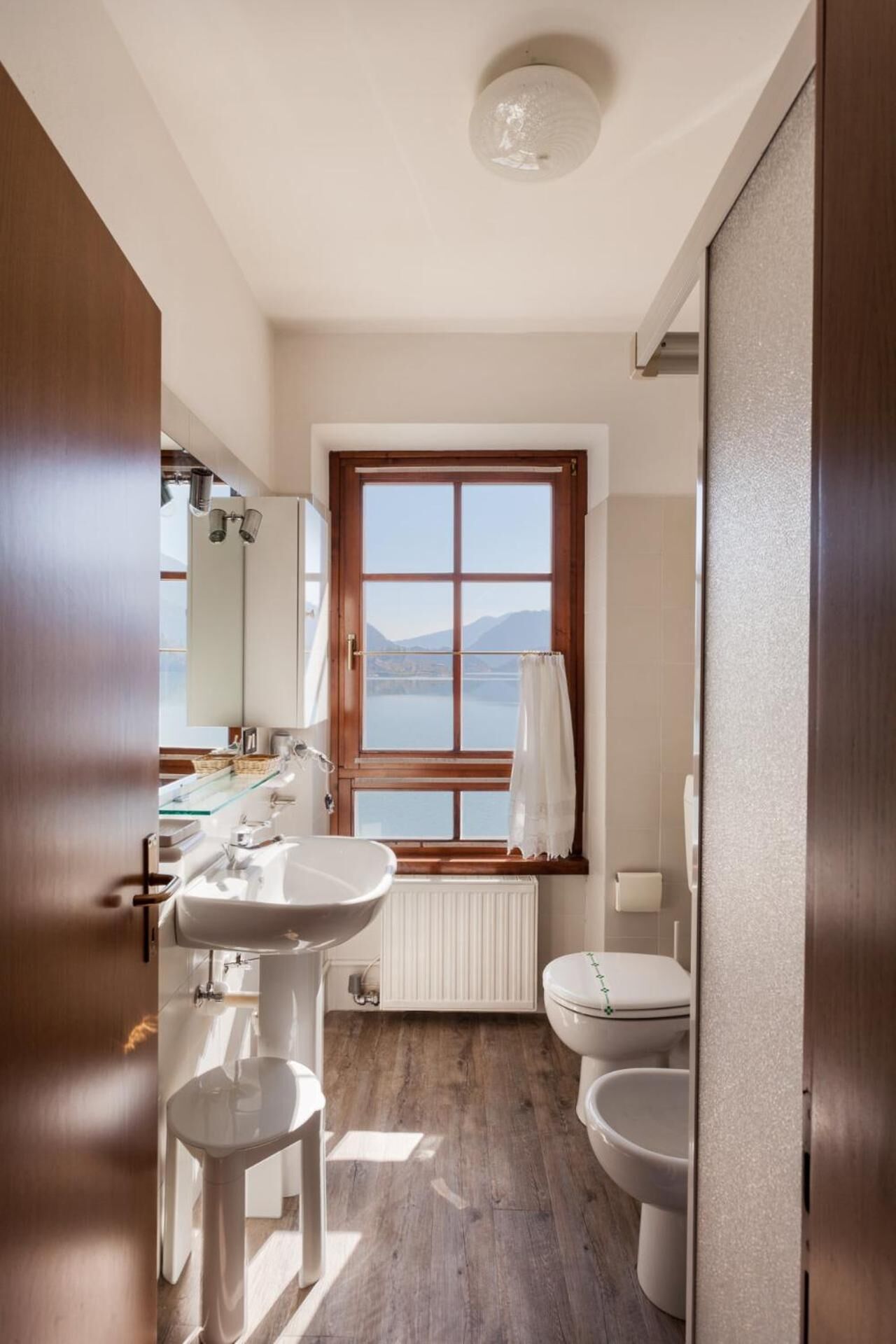 shower, free toiletries, hair dryer, bidet