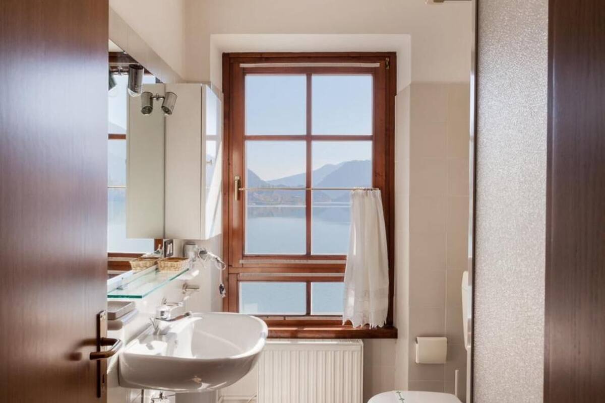 shower, free toiletries, hair dryer, bidet