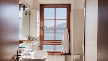 Shower, free toiletries, hair dryer, bidet