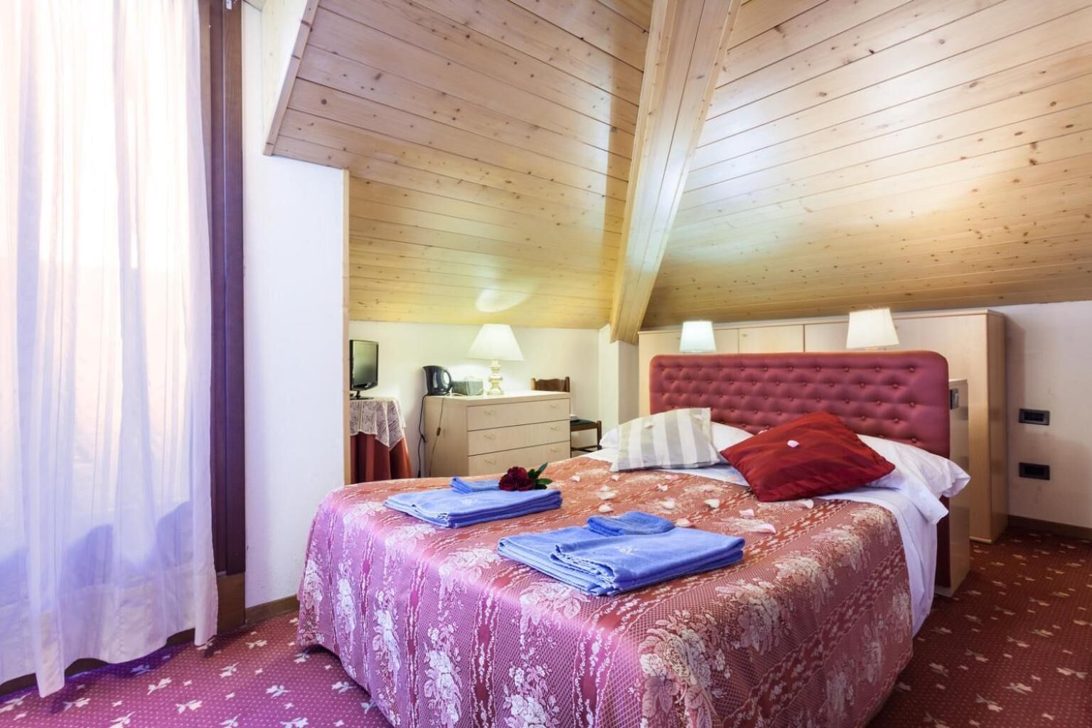 in-room safe, cots/infant beds, rollaway beds