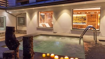 2 piscines couvertes, chaises longues