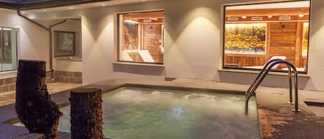 2 Innenpools, geöffnet von 09:00 Uhr bis 19:00 Uhr, Liegestühle