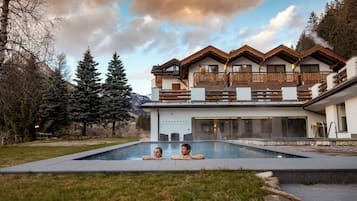 2 piscine coperte, con ingresso dalle 09:00 alle 19:30, lettini