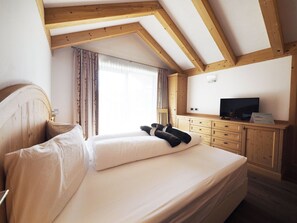 Chambre familiale, chambres communicantes (Termal) | Draps italiens de Frette, lit avec matelas Select Comfort, coffre-fort