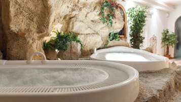Couples treatment room(s), sauna, hot tub, steam room