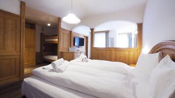 Driepersoonskamer | Italiaanse Frette-lakens, Select Comfort-bedden, een kluis op de kamer