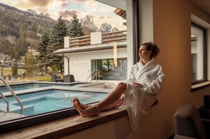 Salas de tratamiento para parejas, un sauna, una bañera de hidromasaje