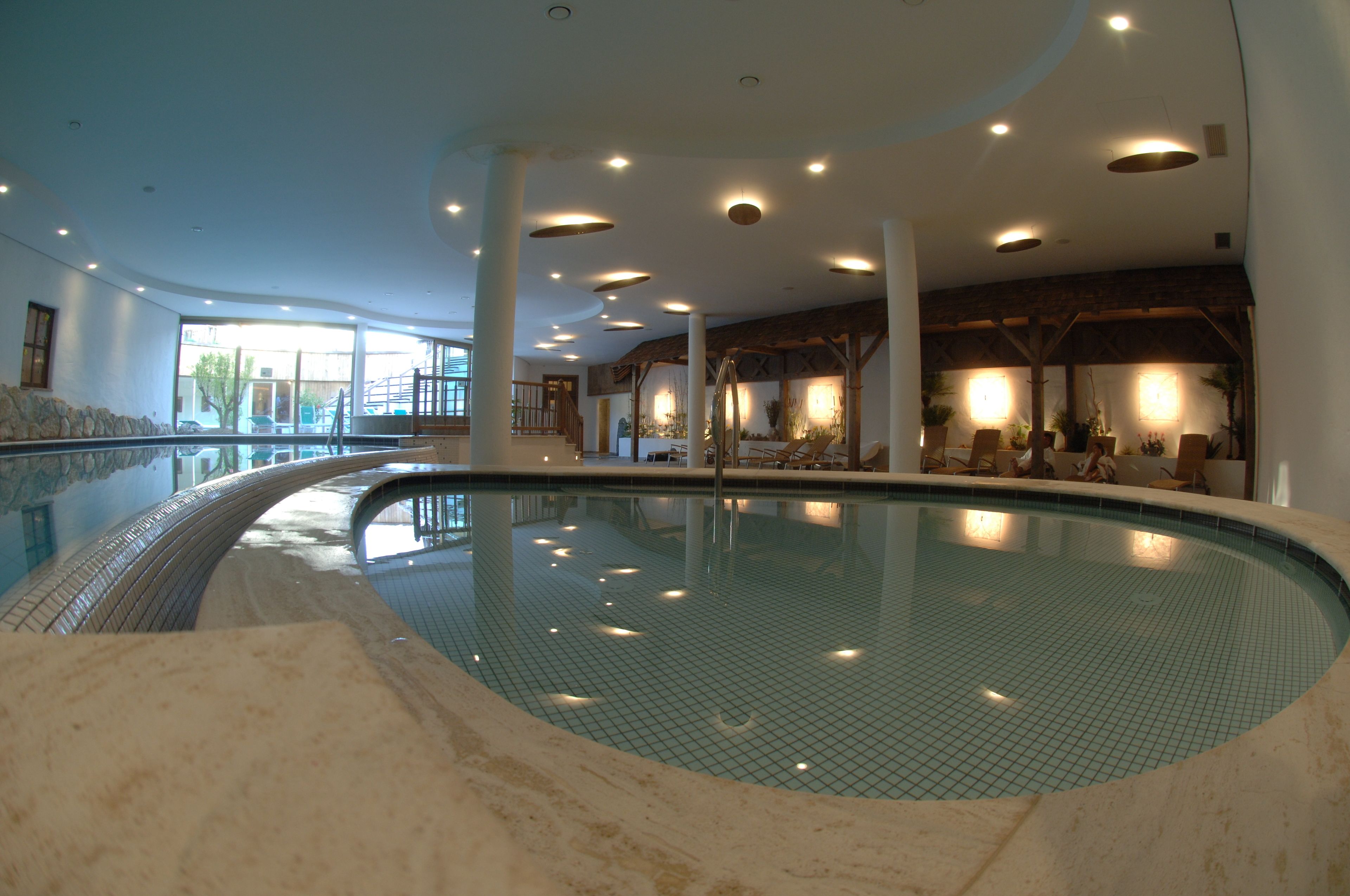 Una piscina techada, una piscina al aire libre