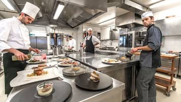 Petit-déjeuner et dîner servis sur place, spécialités Cuisine locale