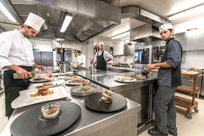 Aperto a colazione e cena, cucina locale