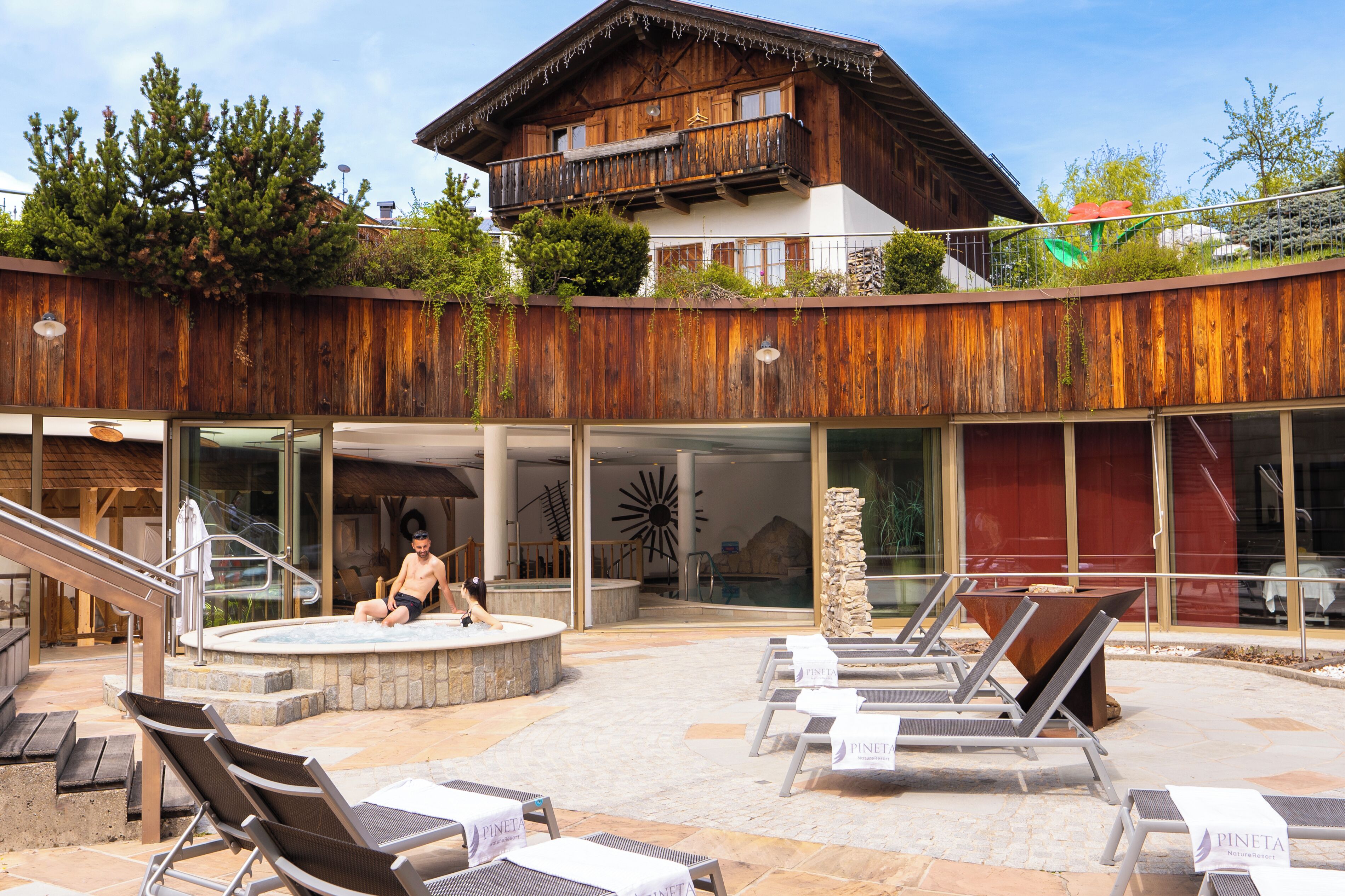 Salas de tratamiento para parejas, sauna y tina de hidromasaje 