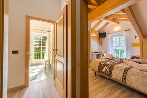 Habitación cuádruple | Ropa de cama de alta calidad y edredones de plumas