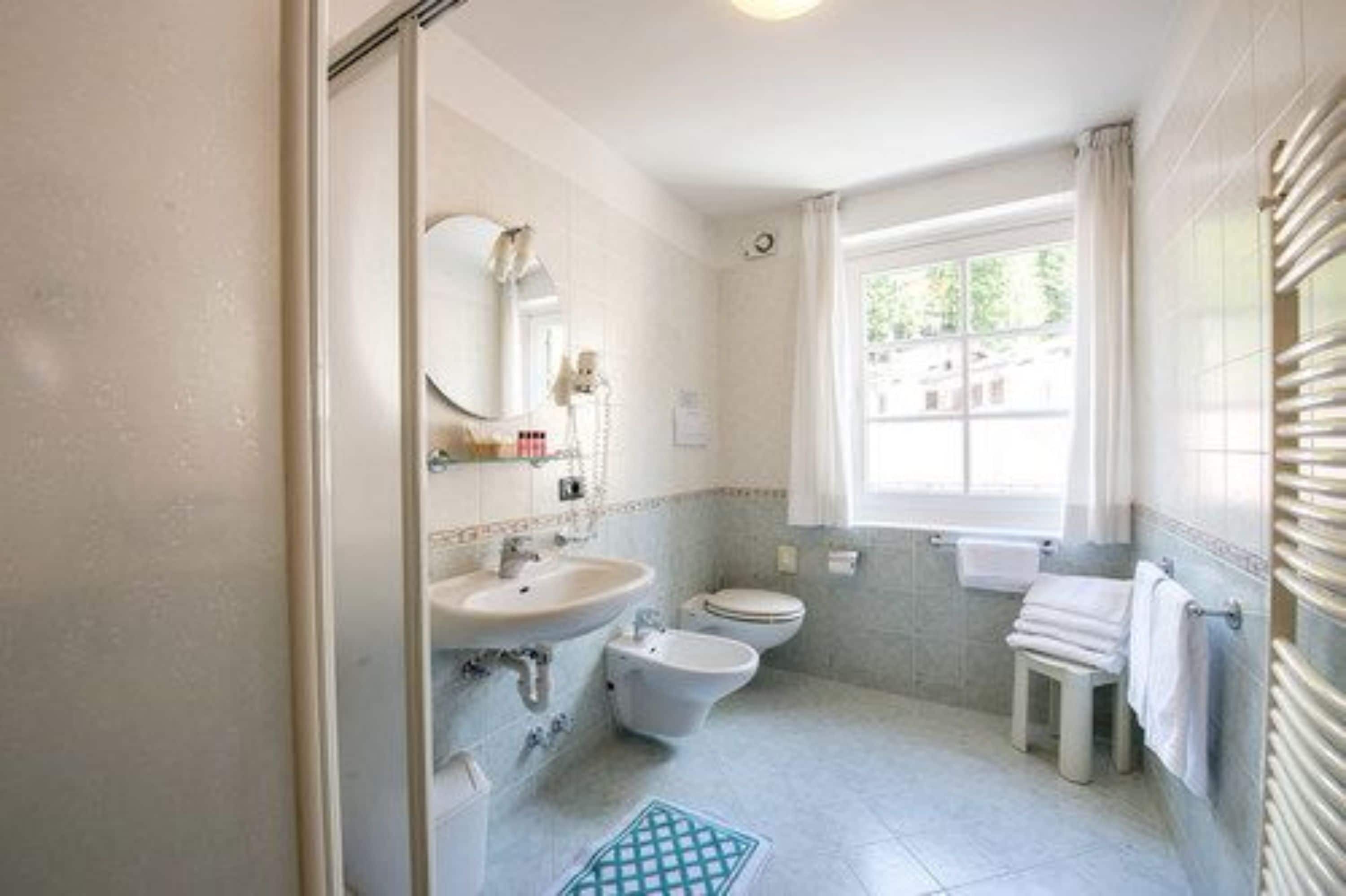 quadruple room | bathroom | shower, free toiletries, hair dryer, bidet