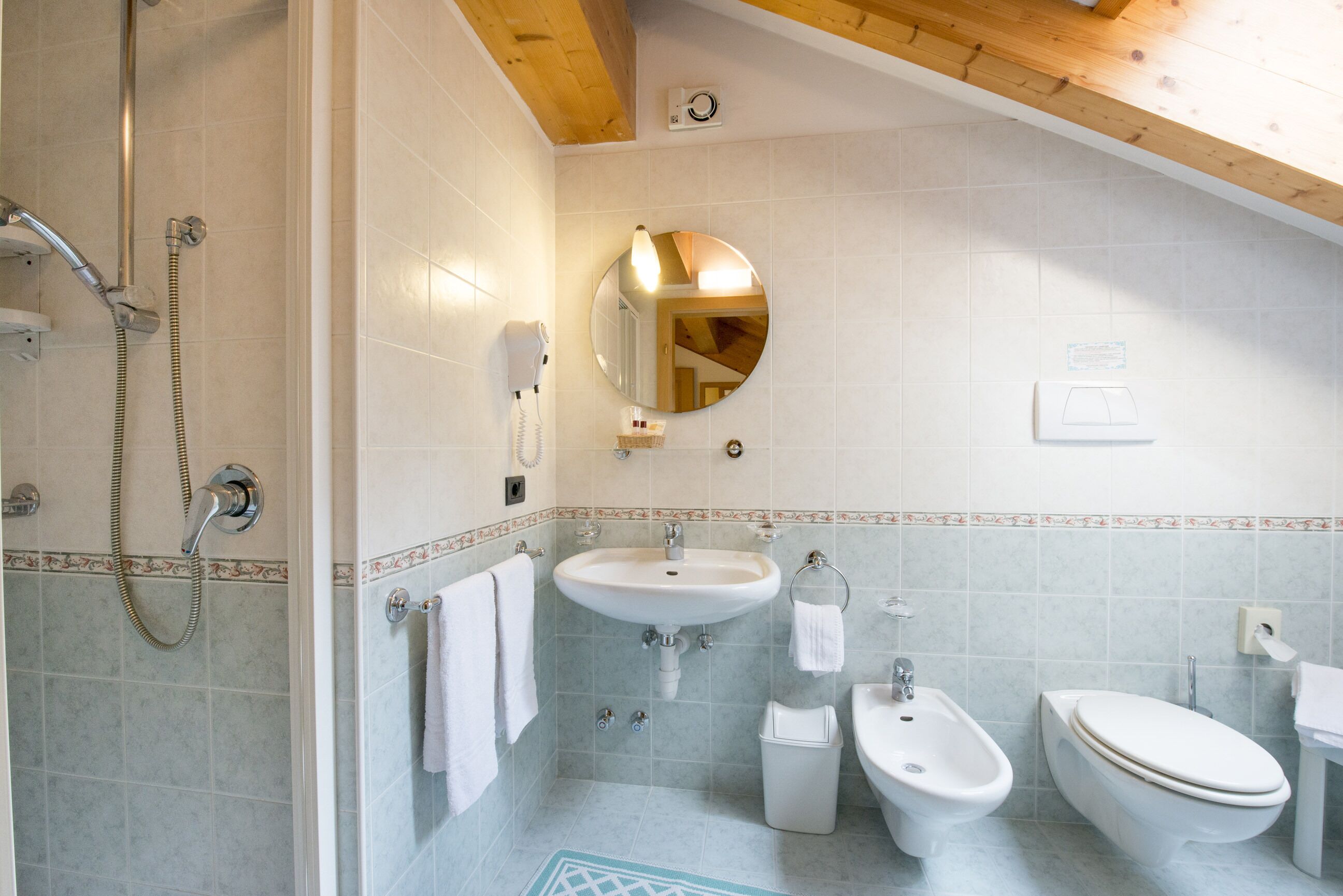 panoramic double or twin room | bathroom | shower, free toiletries, hair dryer, bidet