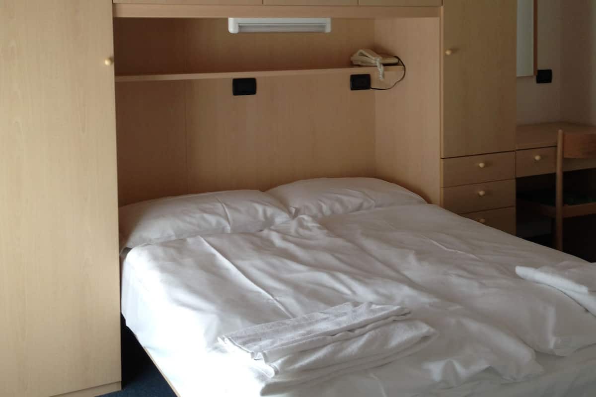 Edredón, camas Select Comfort y caja de seguridad en la habitación
