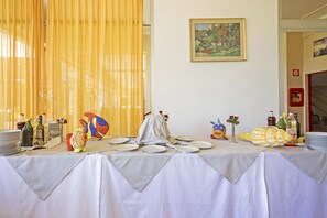 Frukost och lunch serveras, njut av de goda smakerna från lokala rätter.