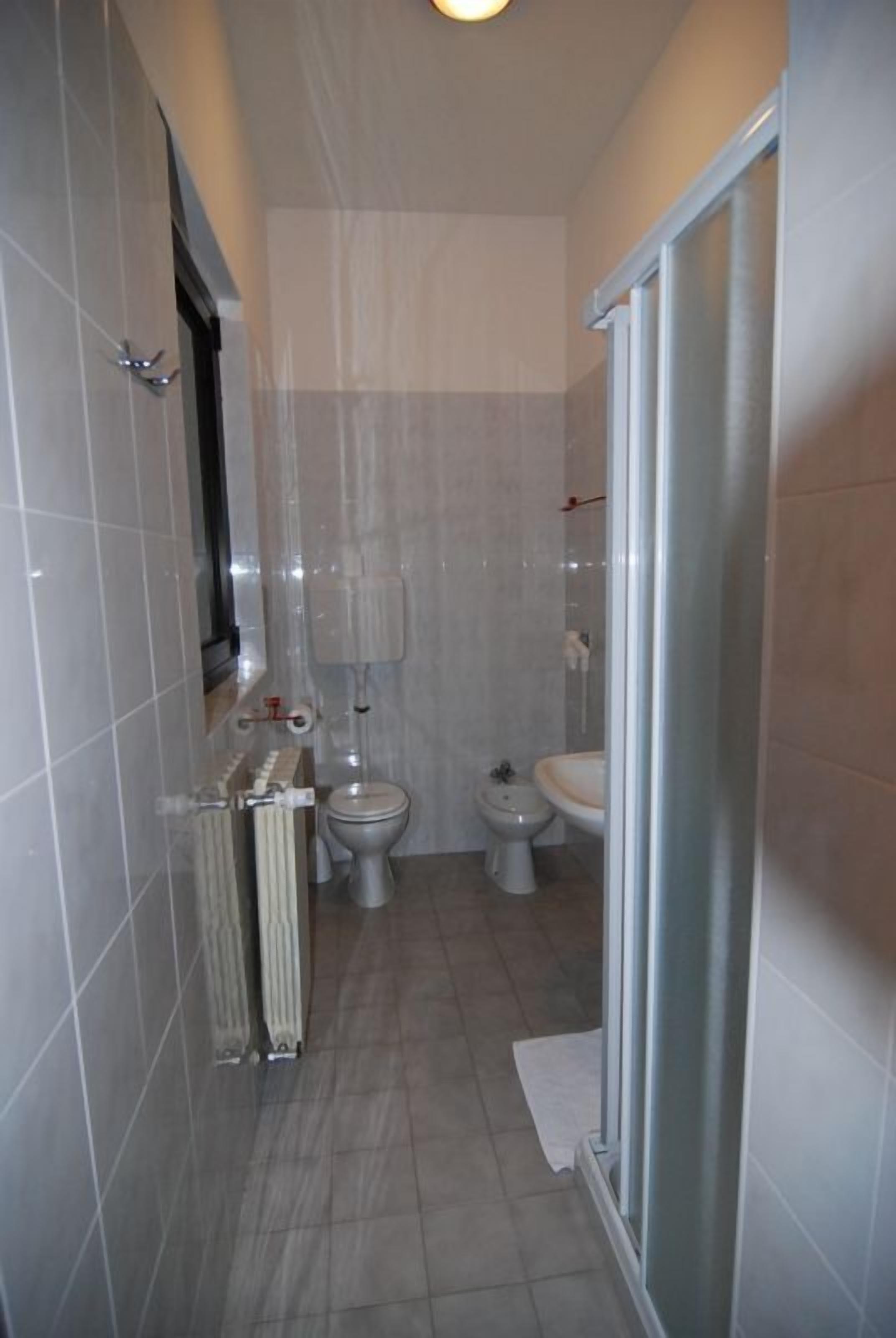 Dusche, Regendusche, kostenlose Toilettenartikel, Haartrockner