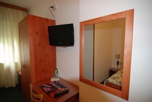Down comforters, minibar, in-room safe, desk - Alla Valle di Banne (Trieste)