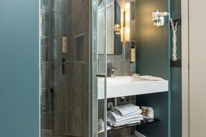 Chambre Supérieure, 1 lit double | Salle de bain | Douche, sèche-cheveux, chaussons, bidet