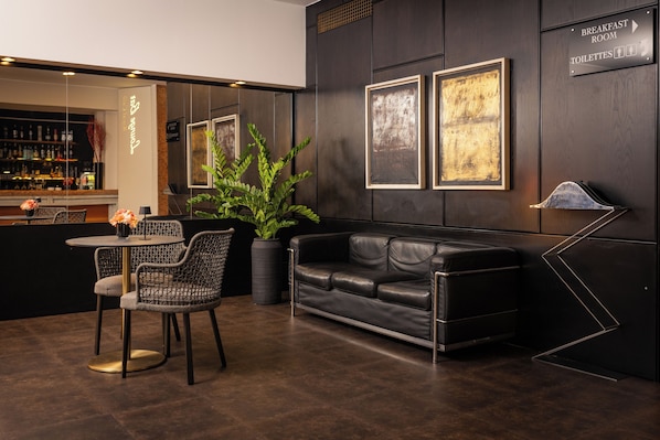 Lobby lounge
