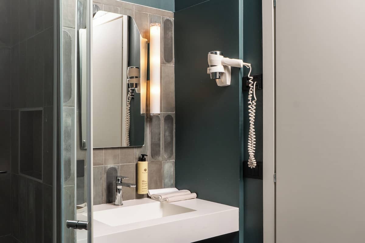superior room, 1 double bed | bathroom | shower, hair dryer, slippers, bidet