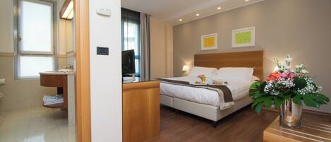 Minibaari, tallelokero huoneessa, yksilöllisesti kalustettu, työpöytä