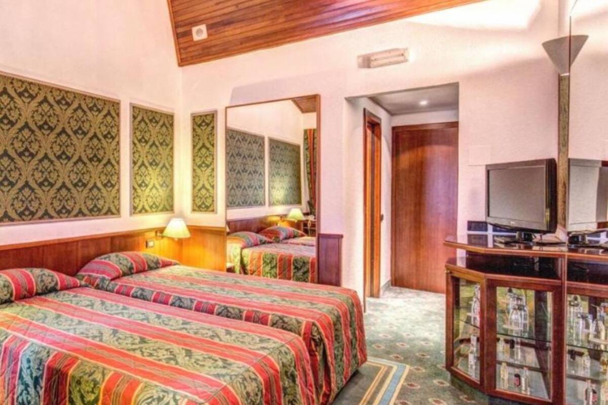 Twin Room | Minibar, in-room safe, desk, soundproofing