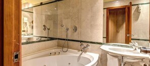 Suite | Bathroom | Free toiletries, hair dryer, bidet, towels