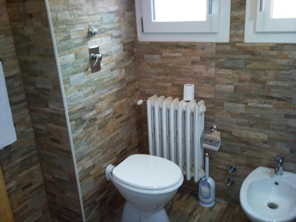 Un baño con inodoro, bidé y lavamanos.