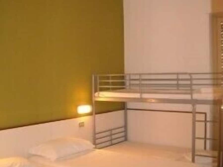 Economy-værelse til 4 personer - privat badeværelse (budget) | Dundyner, skrivebord, sengetøj