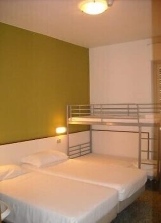 Habitación cuádruple económica, baño privado (budget) | Edredones de plumas, escritorio, ropa de cama. Hotel Bristol