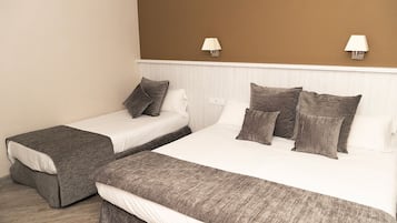 Triple Room | In-room safe, desk, iron/ironing board, free WiFi
