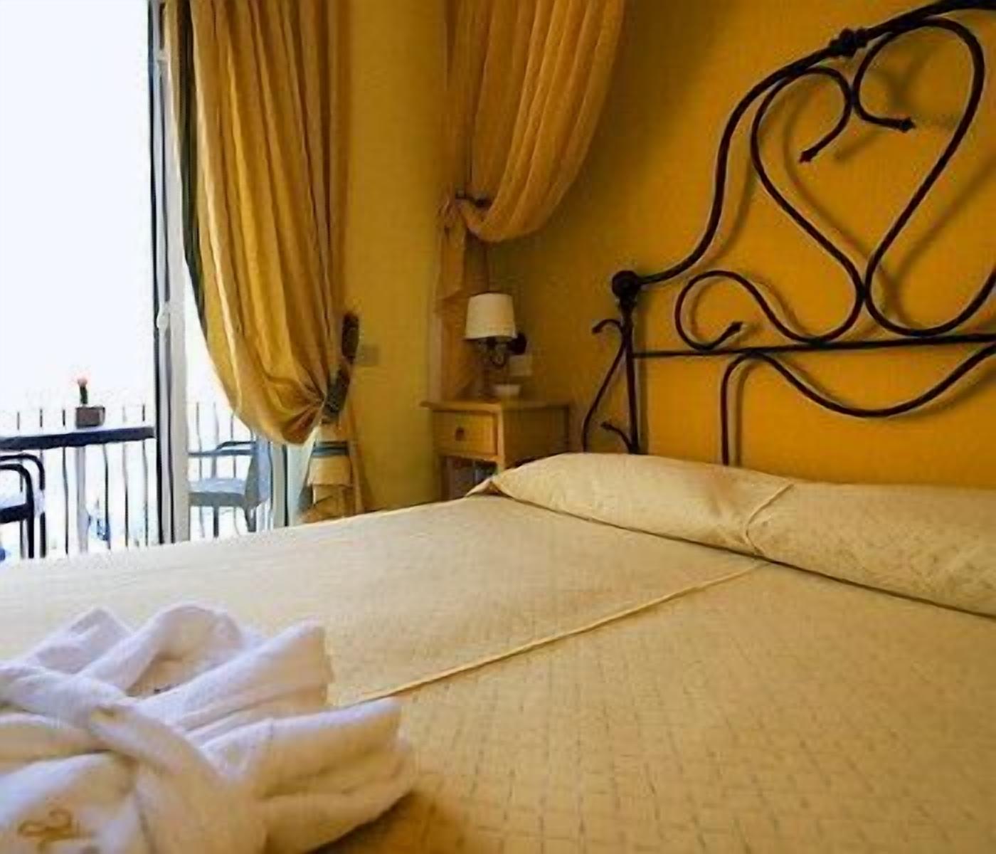 Minibar, värdeförvaringsskåp på rummet, skrivbord och ljudisolering