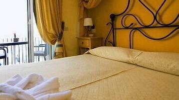 Minibar, värdeförvaringsskåp på rummet, skrivbord och ljudisolering