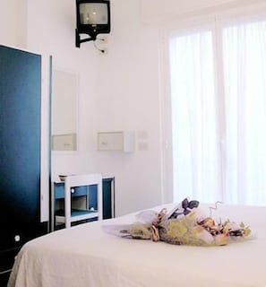 Quarto casal (Perla) | Cofres nos quartos, escrivaninha, camas extras/dobráveis, roupa de cama