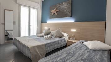 Zimmersafe, Schreibtisch, Zustellbetten, Bettwäsche