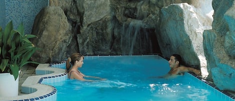 Piscina all'aperto, una piscina con cascata