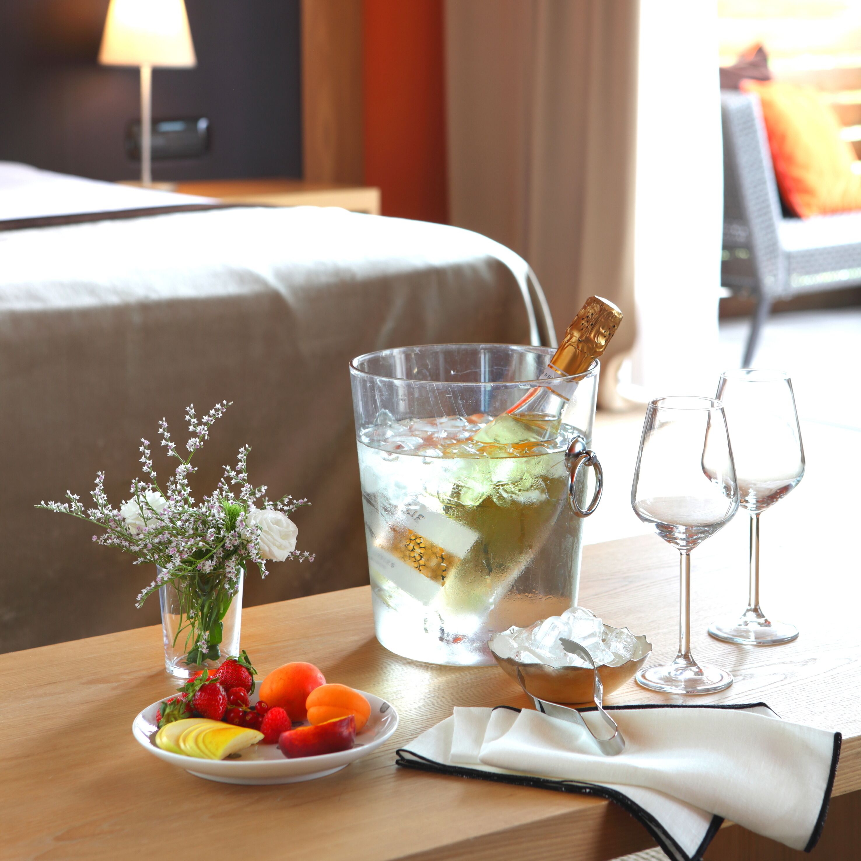 Suite junior | Minibar, caja de seguridad en la habitación y cortinas blackout 