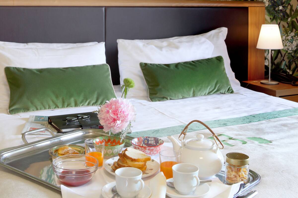 deluxe room | 1 bedroom, minibar, in-room safe, blackout curtains