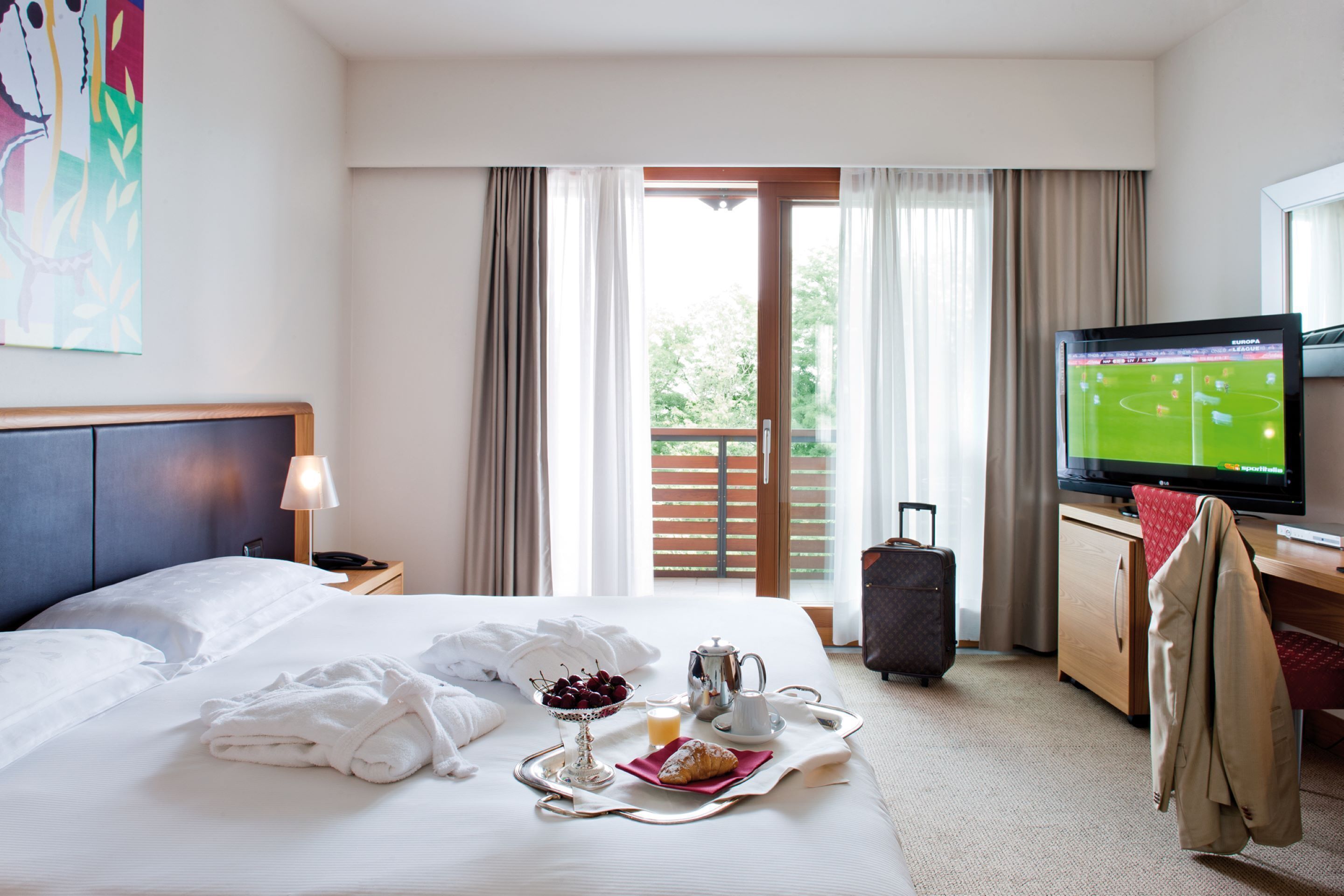 deluxe room | 1 bedroom, minibar, in-room safe, blackout curtains