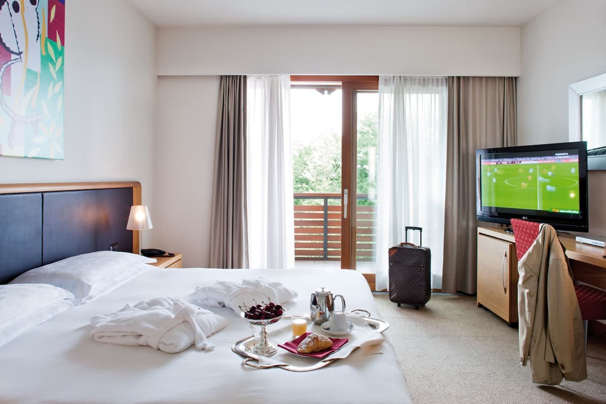 deluxe room | 1 bedroom, minibar, in-room safe, blackout curtains