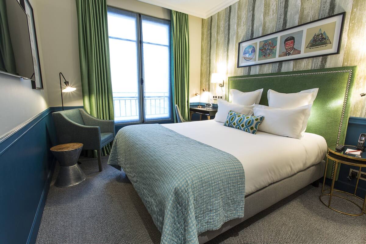 In-room safe, soundproofing, WiFi (free)