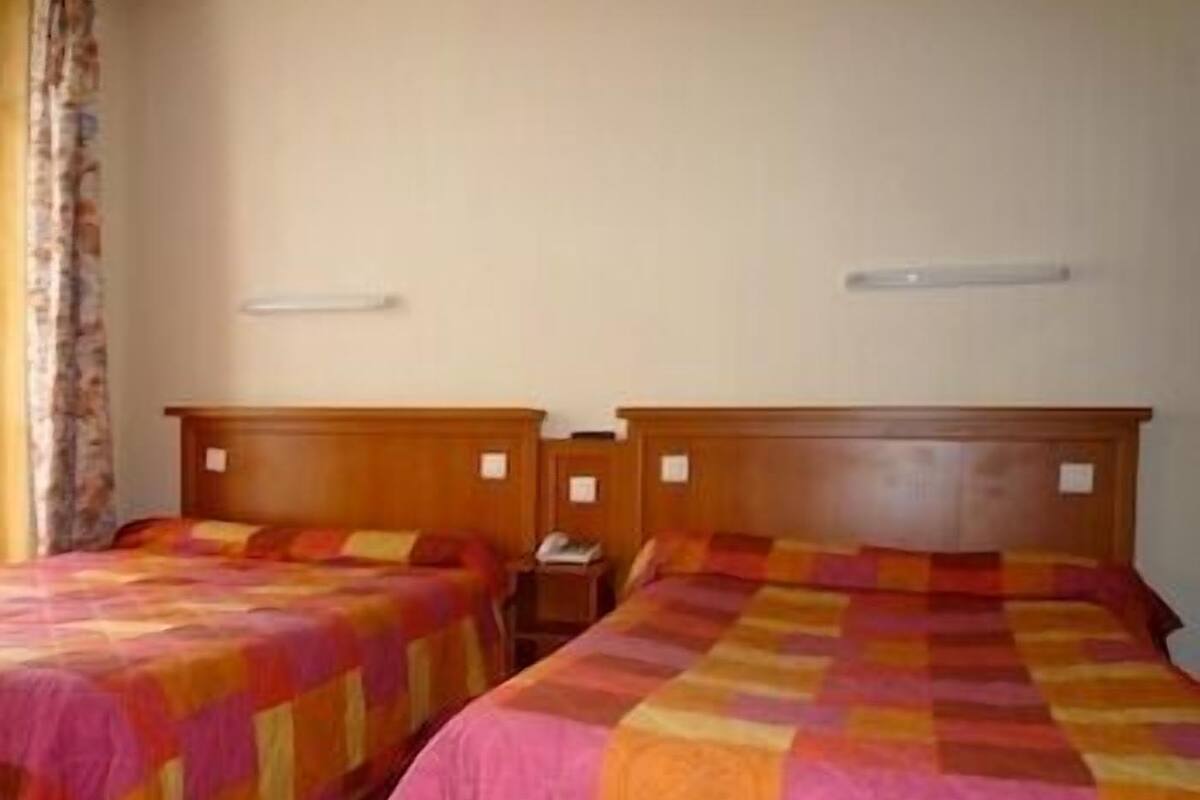 Double or Twin Room | In-room safe, soundproofing, WiFi (free)