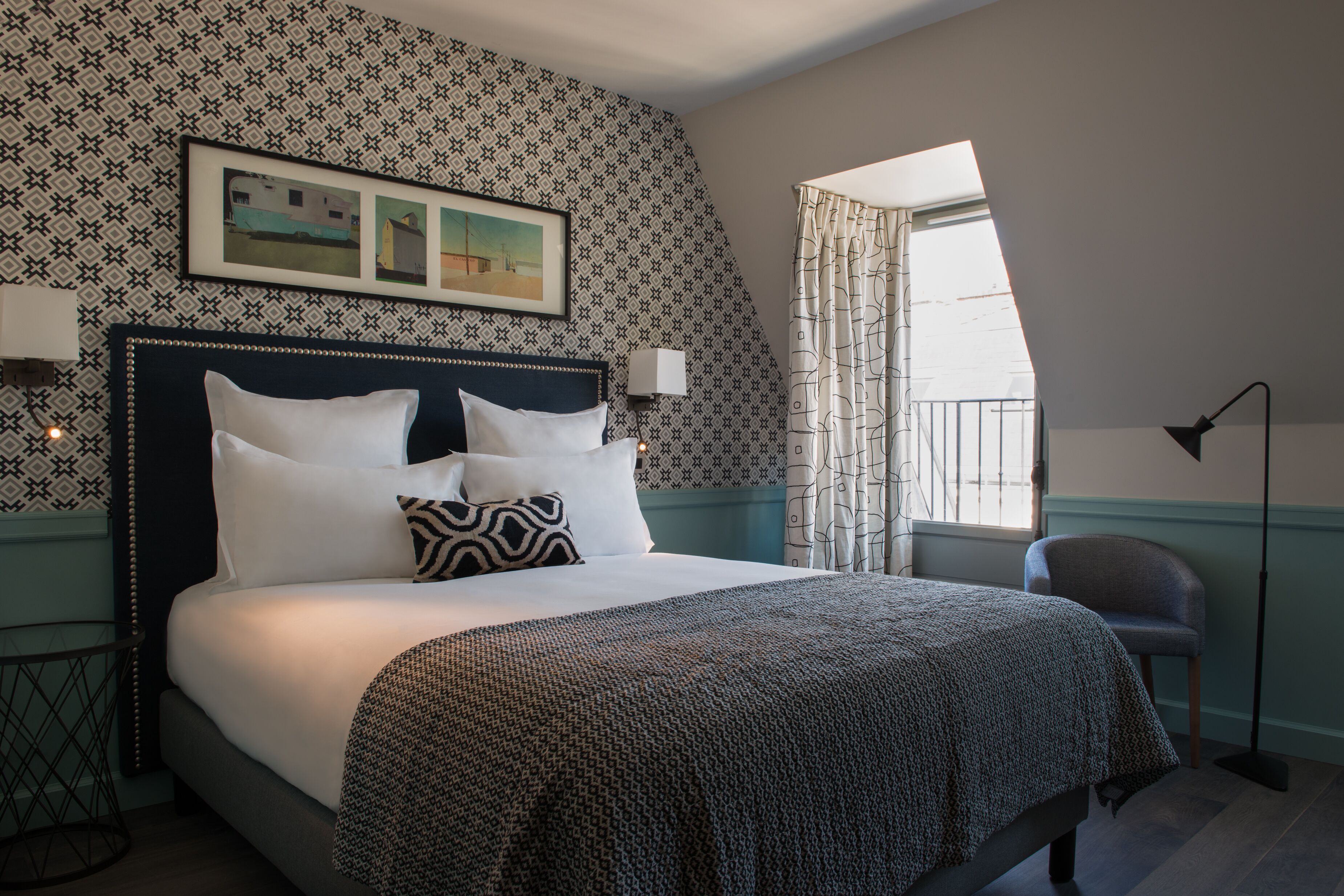 خزنة داخل الغرفة وتجهيزات عازلة للصوت وواي فاي مجانًا