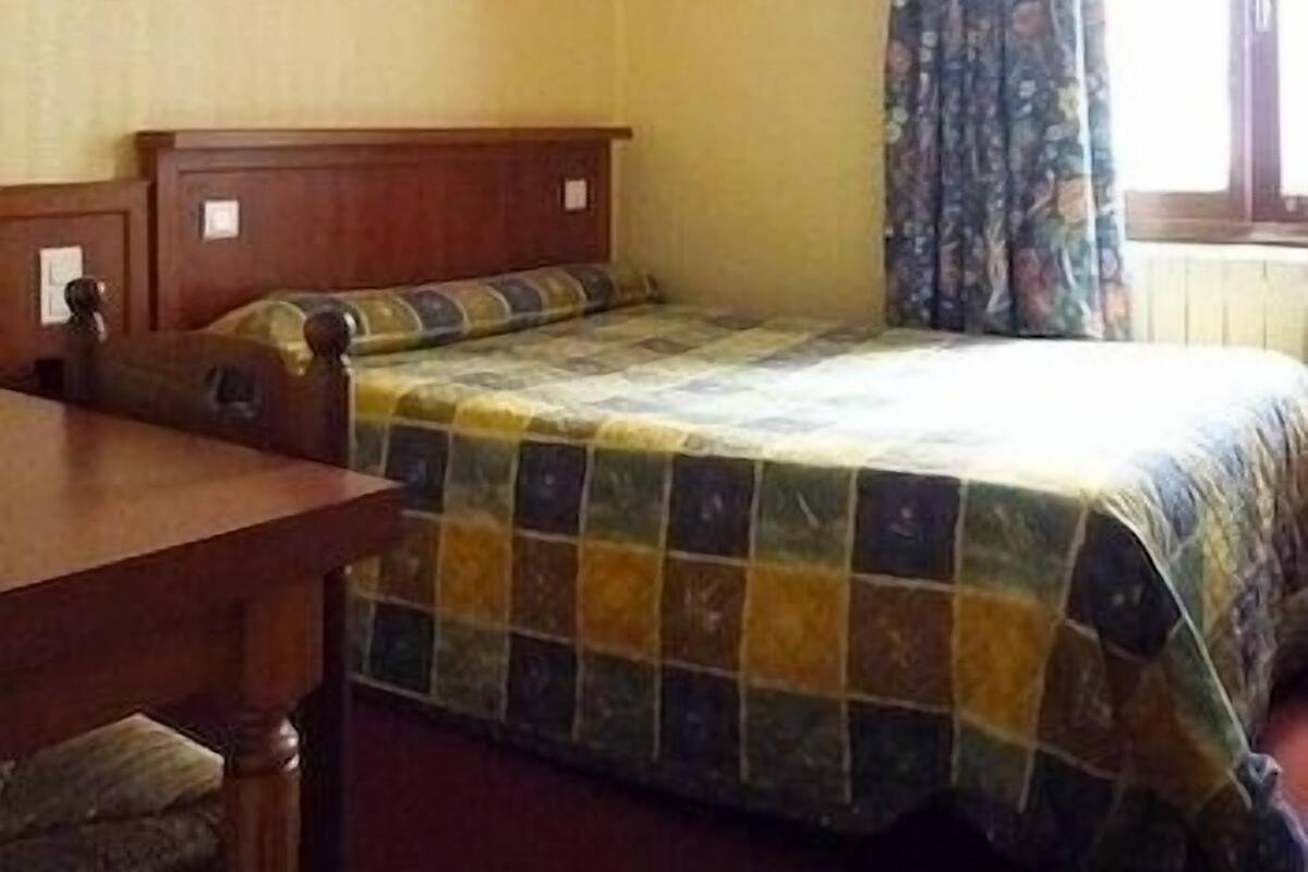In-room safe, soundproofing, WiFi (free)